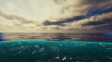 vue fractionnée sur et sous l'eau dans la mer des caraïbes avec des nuages video