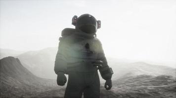 astronaut op een andere planeet met stof en mist video