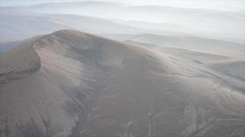 rote Sandwüstendünen im Nebel video