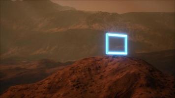 portale al neon sulla superficie del pianeta Marte con polvere che soffia video