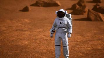 astronauta en la superficie de Marte. planeta rojo cubierto de gas y roca video