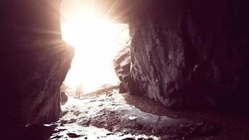 impresionante paisaje de brillantes rayos de sol cayendo dentro de una cueva iluminando video