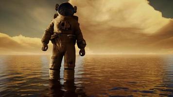 astronauta no mar sob nuvens ao pôr do sol video