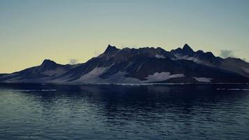 8k montagnes couvertes de glace dans le paysage antarctique video