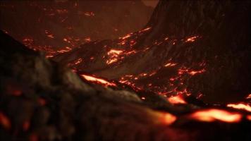 lava fusa rossa e arancione vibrante che scorre su un campo di lava grigio e su una terra rocciosa lucida video