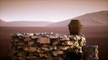 antiguo pozo de agua de piedra en el desierto video