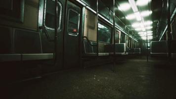 le wagon de métro est vide à cause de l'épidémie de coronavirus dans la ville video