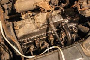 el motor del coche ruso. reparación de automóviles en el garaje foto