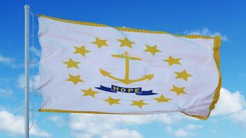 Bandera de Rhode Island en un asta de bandera ondeando en el viento, fondo de cielo azul. representación 3d foto