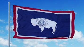 bandera de wyoming en un asta de bandera ondeando en el viento, fondo de cielo azul. representación 3d foto