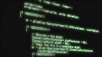 ataque de piratas informáticos detectado en la pantalla. pantalla de computadora con código de programa de piratería