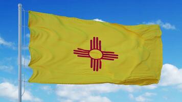 bandera de nuevo méxico en un asta de bandera ondeando en el viento, fondo de cielo azul. representación 3d foto