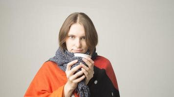 chica de invierno bebiendo té o café para calentarse. foto