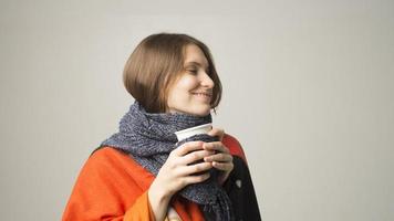 chica de invierno bebiendo té o café para calentarse. foto