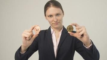 mujer sosteniendo una criptomoneda bitcoin física en la mano foto