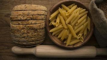 bread knife pasta photo