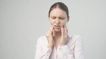 una mujer cansada siente dolor en los dientes foto