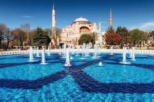 mezquita del sultán ahmed iluminada en azul, estambul, turquía foto