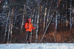 mujer viajera con mochila senderismo viajes estilo de vida aventura concepto vacaciones activas al aire libre. hermoso paisaje bosque foto