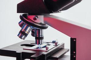 laboratorio, microscopio para muestras de prueba de biología química, equipo médico, antecedentes de investigación científica y sanitaria. foto