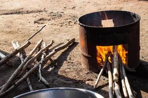 Estufa a leña hecha de tanque de galón para cocinar. foto