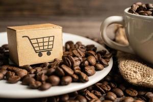 caja con el símbolo del logotipo del carrito de compras en granos de café, importación, exportación, compras en línea o servicio de entrega de comercio electrónico, envío de productos de tienda, comercio, concepto de proveedor. foto