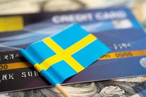 bandera de suecia en tarjeta de crédito. desarrollo financiero, cuenta bancaria, estadísticas, economía de datos de investigación analítica de inversión, comercio de bolsa, concepto de empresa comercial. foto