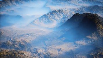 chaîne de montagnes lointaine et fine couche de brouillard sur les vallées video