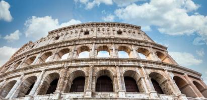 Coliseo en Roma, Italia. el turismo italiano más famoso en el cielo azul foto