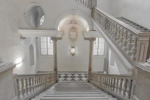 escalera de lujo hecha de mármol en un antiguo palacio italiano foto