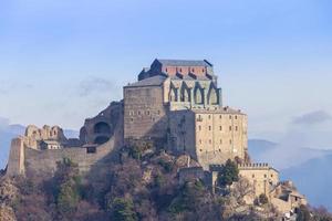 abadía de san miguel, sacra di san michele, italia. edificio monástico medieval. foto