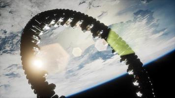estación espacial futurista en órbita terrestre video