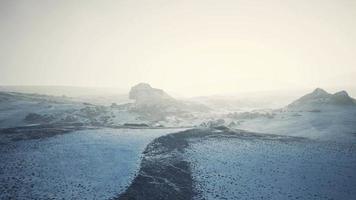 montañas antárticas con nieve en la niebla video