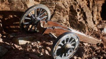 antica pistola storica nel canyon di pietra video