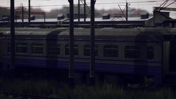 trenes de carga en el antiguo depósito de trenes que se oxidaron video