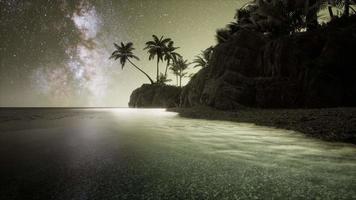 hermosa playa tropical de fantasía con estrella de la vía láctea en el cielo nocturno video