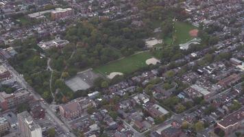 4k-videosekvens från Toronto, Kanada - vidvinkelvy från flygplanet över trinity bellwoods video