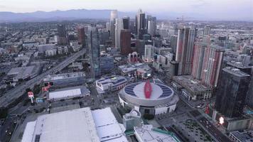 4k luchtfoto opeenvolging van los angeles, usa - brede hoekmening van de snelweg 10 en 110 in de schemering gezien vanuit een helikopter video