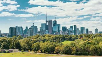 4k timelapse-sekvens av Toronto, Kanada - downtown Toronto från Riverdale Park East under dagtid video