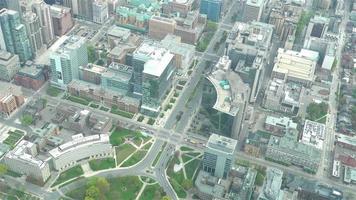 Secuencia aérea de 4k de toronto, canadá - avenida universitaria durante el día vista desde un helicóptero
