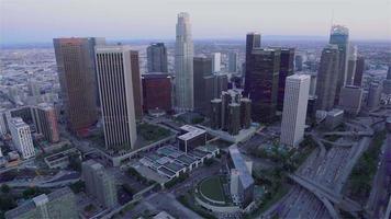 4k luchtfoto van Los Angeles, VS - het financiële district van Los Angeles, gezien vanuit een helikopter na zonsondergang video