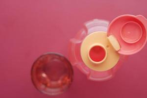 Comedor fresco en un recipiente de plástico sobre fondo rojo. foto