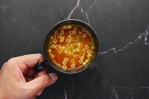 sopa de taza instantánea en una taza en la mesa foto