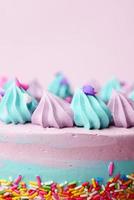 primer plano de pastel de cumpleaños sobre fondo violeta claro foto