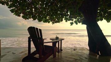 chaise en bois vide avec fond de mer de plage