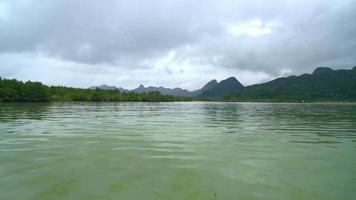 ponte de madeira attalet bay em khanom, nakhon sri thammarat marco de viagens turísticas na tailândia video