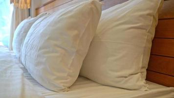 Decoración de almohada blanca en la cama en el interior del dormitorio video