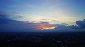 timelapse hat yai city skyline con cielo crepuscular en songkhla en tailandia