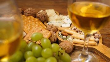 aperitivos para el vino. plato de queso. queso, nueces, uvas, galletas foto