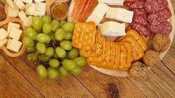 diferentes aperitivos sabrosos sobre fondo de madera, vista superior foto